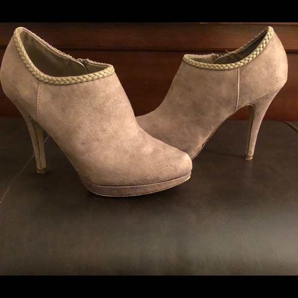 Casual Ankle Bootie - Picture 2 of 3